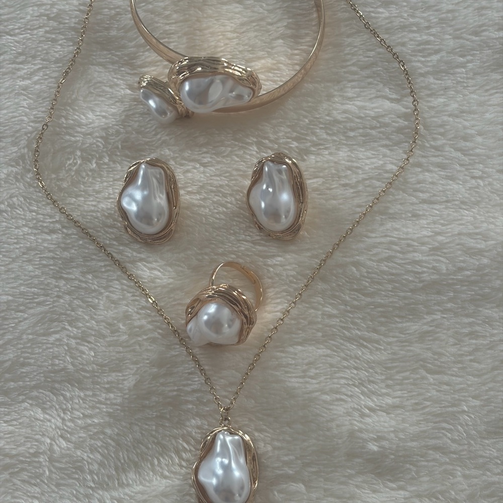 Elegant Gold and Pearl Jewelry Set
